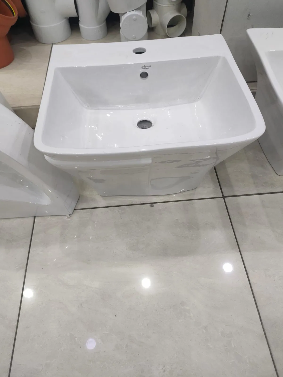 بيع مواد سباكة و كهرباء و مواد بناء