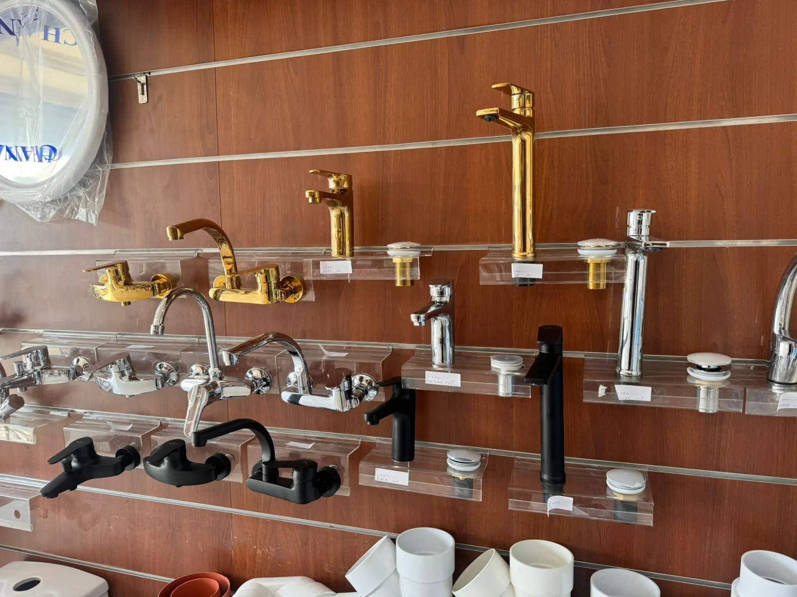بيع مواد سباكة و كهرباء و مواد بناء